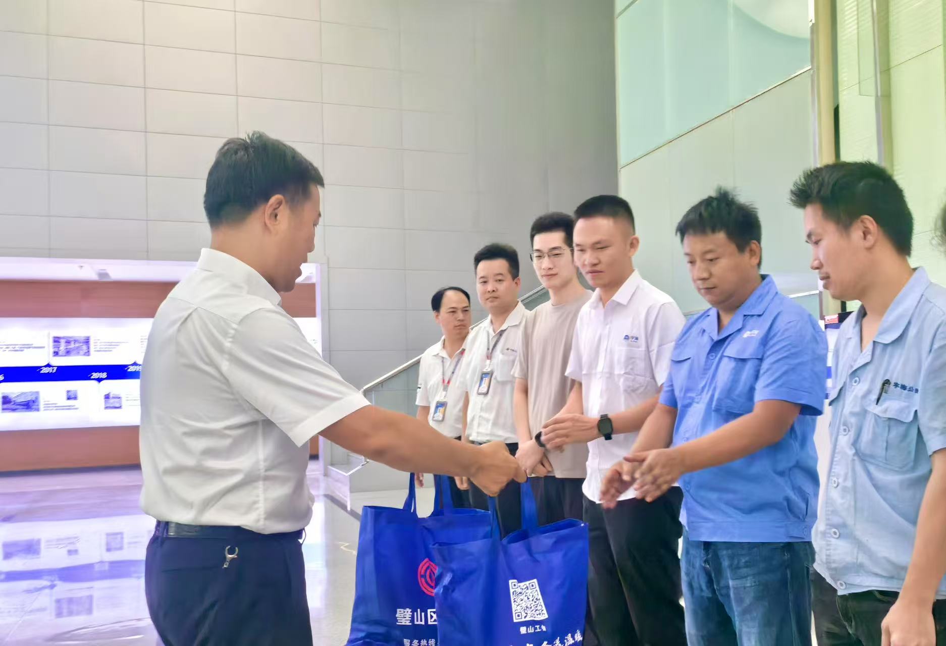  炎炎酷暑送清凉 殷殷关怀暖人心——璧山区总工会赴宇海精密开展“夏送清凉”慰问活动